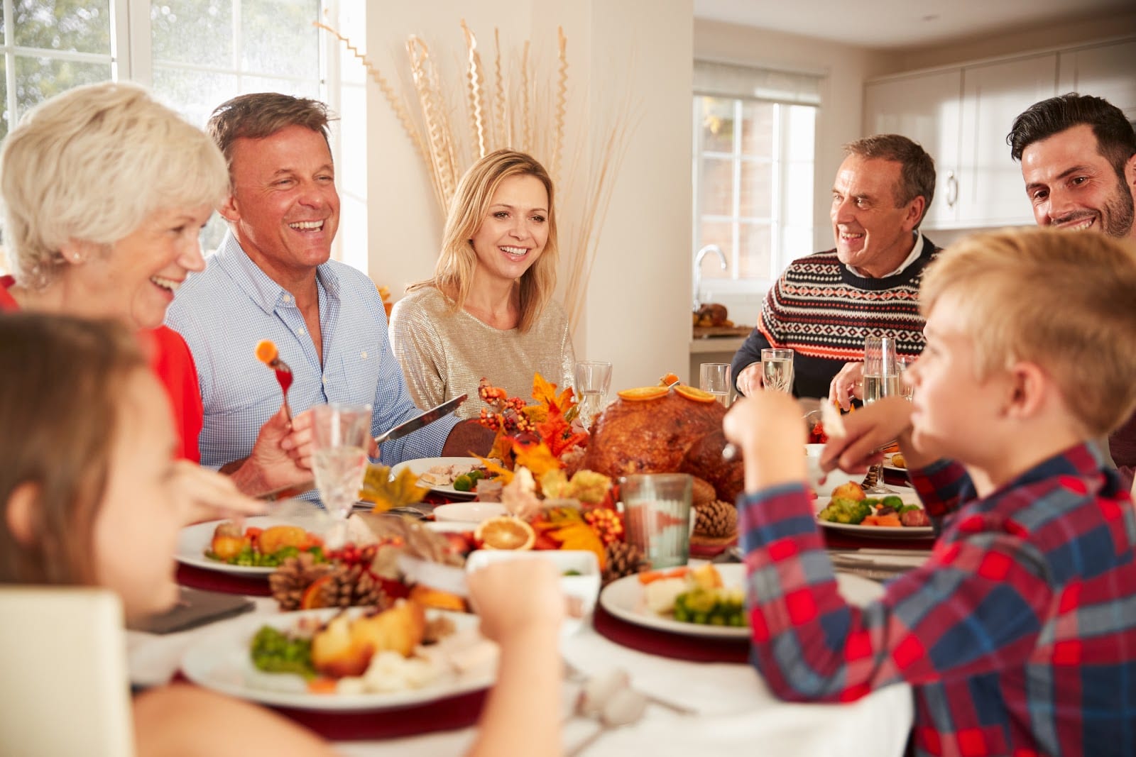 extended family eating thanksgiving dinner